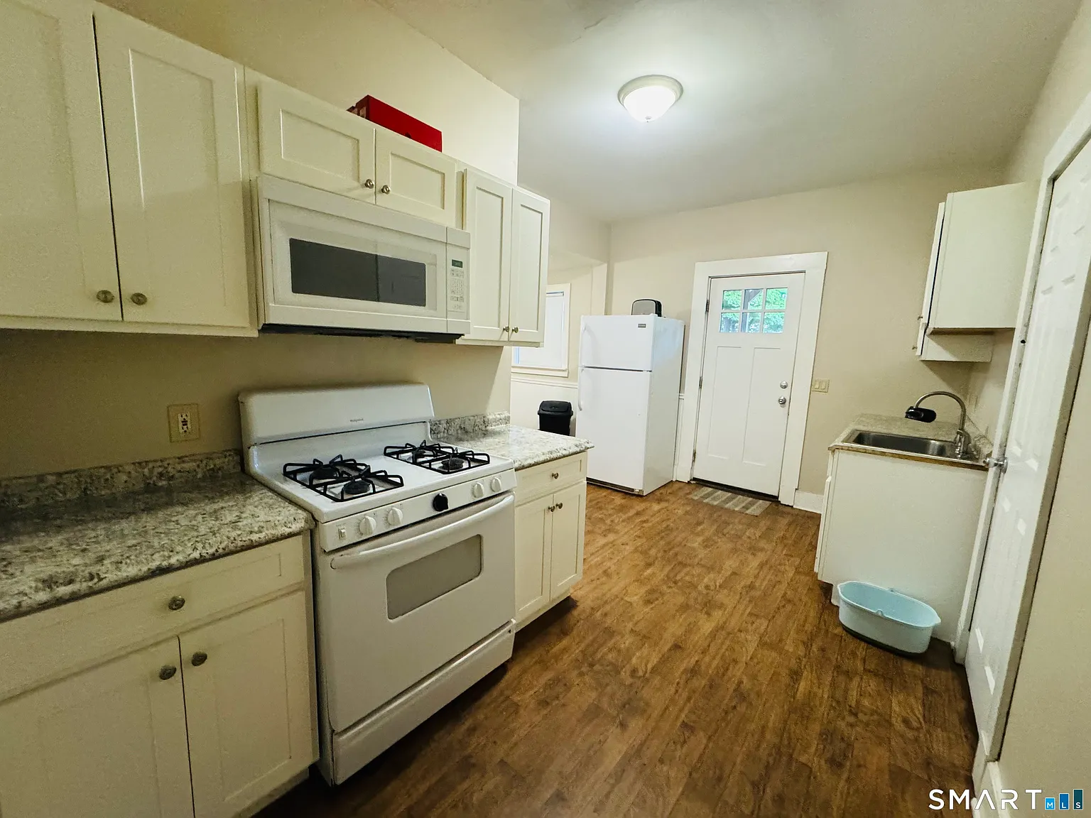 3 bed, 1.0 bath, 1098 sqft, $2,300 — Photo 3