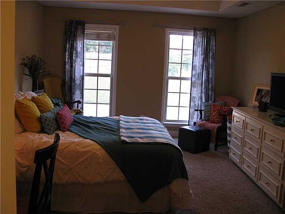 5th image of 306 NW Saddlebrook Dr