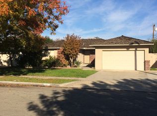 696 E Robinwood Ln, Fresno, CA 93710