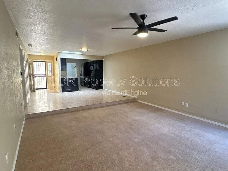 5828 Elmwood Dr NE — Photo 9