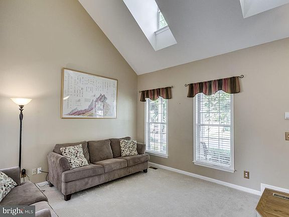 5th image of 735 Longfellow Dr NE