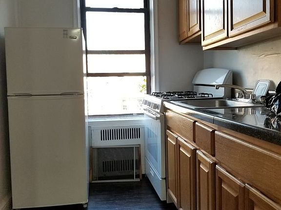 3rd image of 850 E 17th St APT 3B