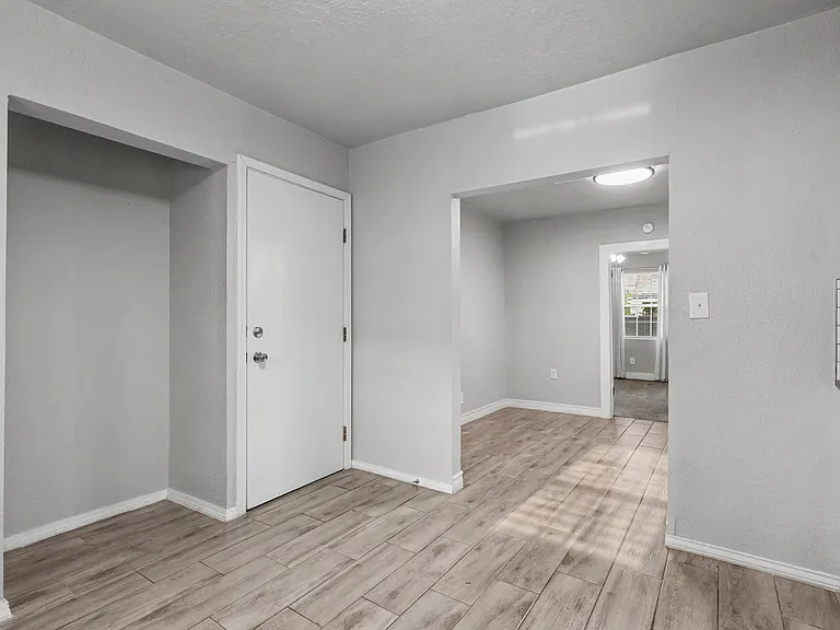 537 SW 46th St — Photo 16