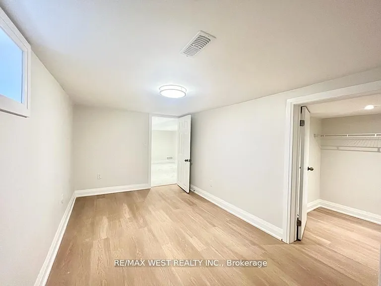 4 Sutherland Ave #BASEMENT — Photo 6