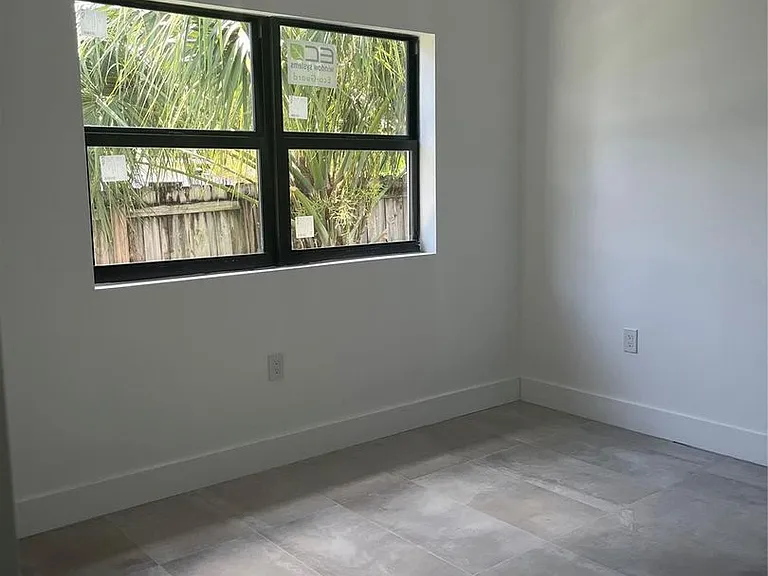 2877 SE 1st Ct — Photo 6
