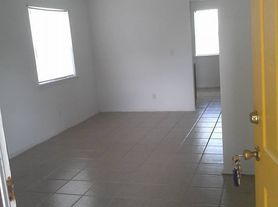 Lakeview Estates, 2 beds  1.5 baths (1000 sqft)