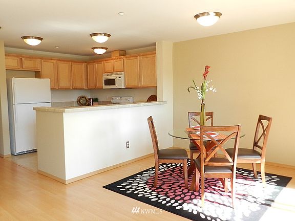 5th image of 1931 23rd Pl NE #2-202