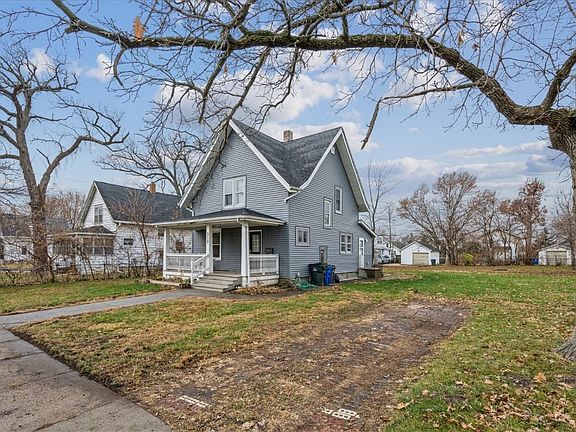 3rd image of 909 Daniels St NE
