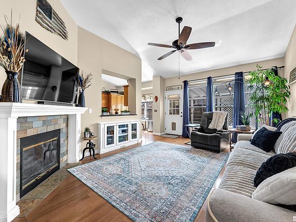 2nd image of 1595 Southview Dr