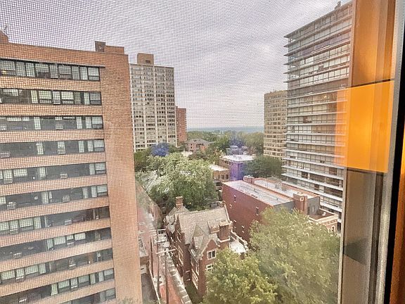 5th image of 405 W Oakdale Ave #10