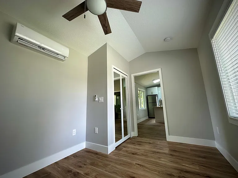 910 La Salle Ave #A — Photo 14