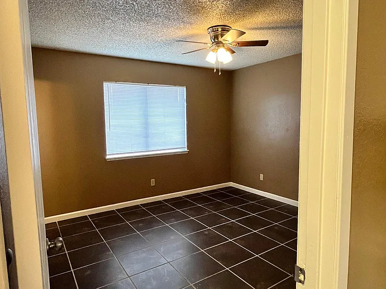9120 Peach Ave — Photo 15
