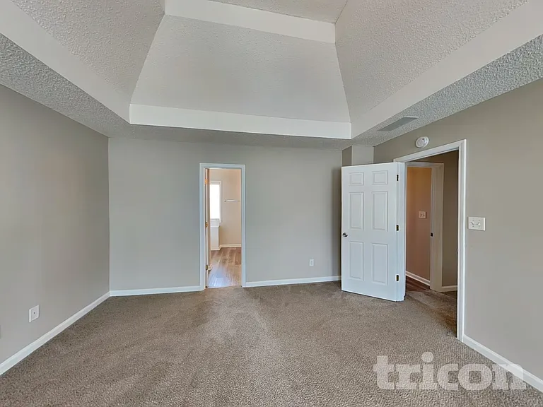 1055 Maria Dr — Photo 7