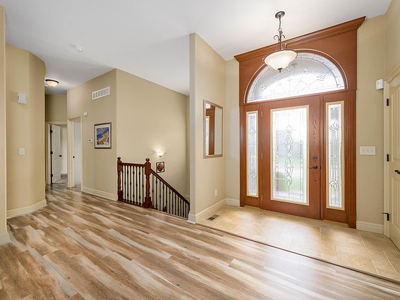 4th image of 524 E Crescent Lakes Dr