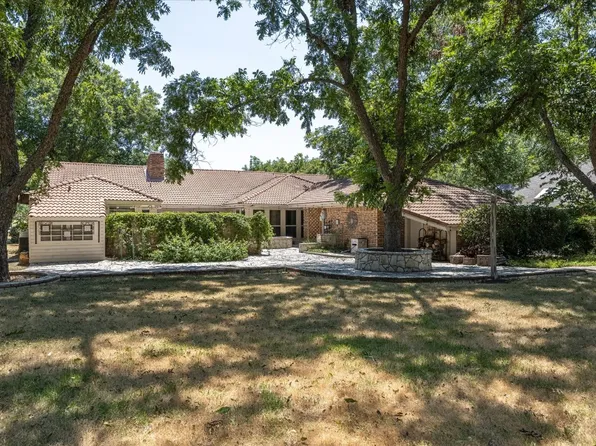 8906 Woodlawn Dr, Granbury, TX 76049