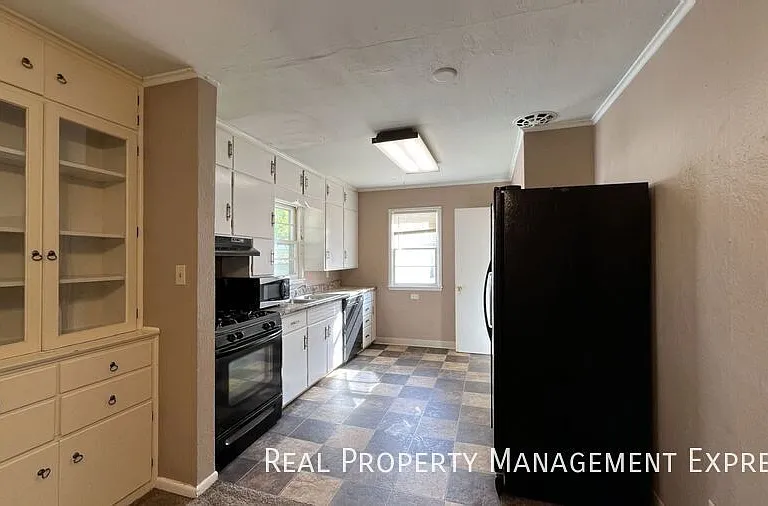 1804 S Covell Ave — Photo 2