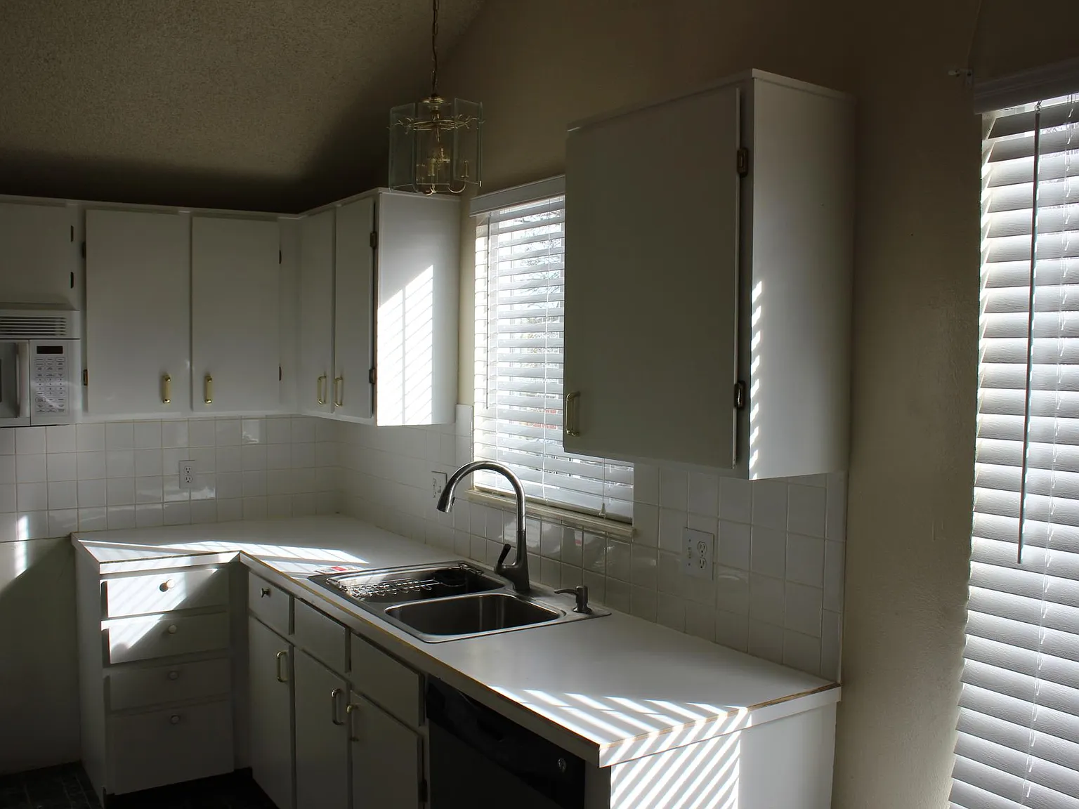 3 bed, 2.5 bath, 1321 sqft, $2,400 — Photo 3