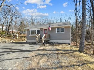 101 Vermont Trl, Hopatcong, NJ 07843