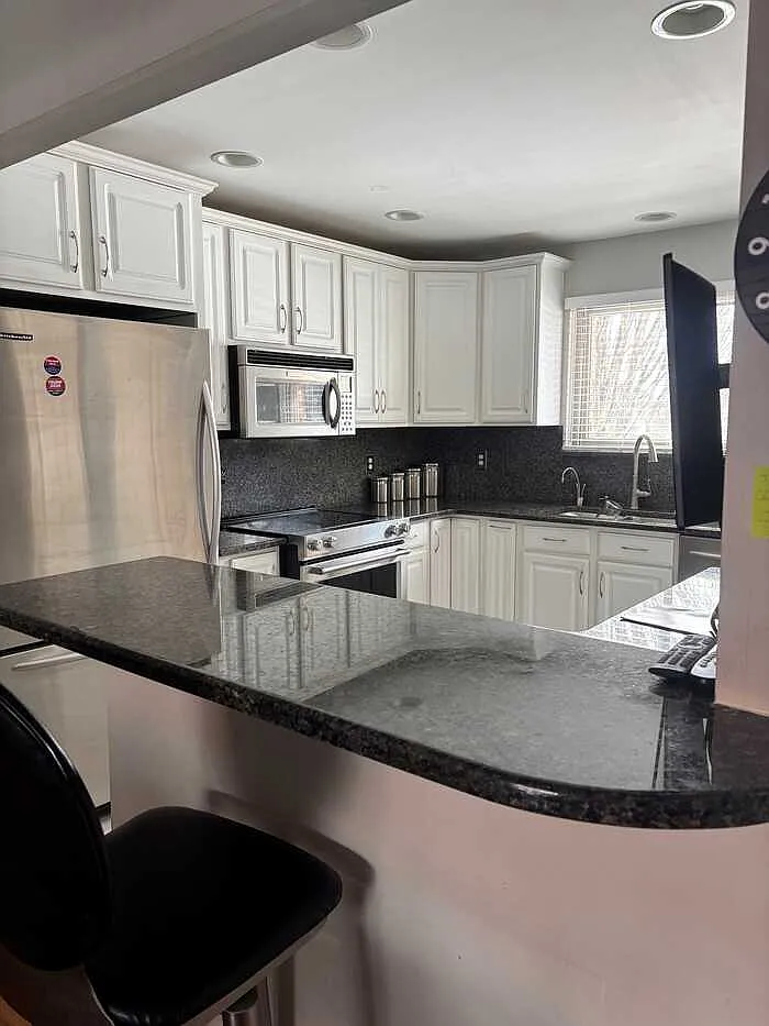 3 bed, 3.0 bath, 1600 sqft, $2,700 — Photo 4
