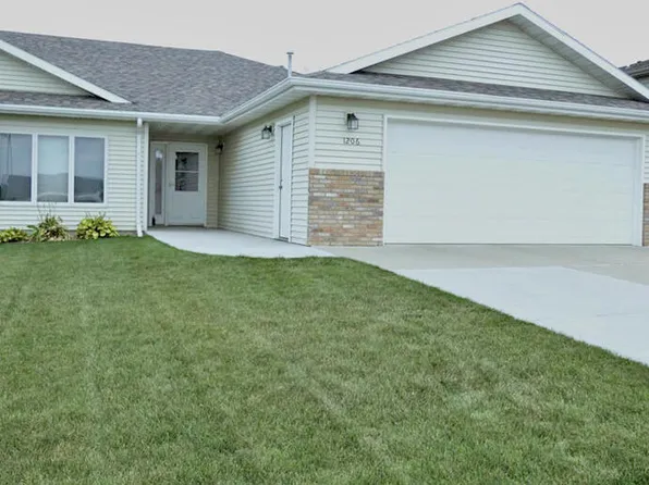 1206 N 33rd St, Bismarck, ND 58501