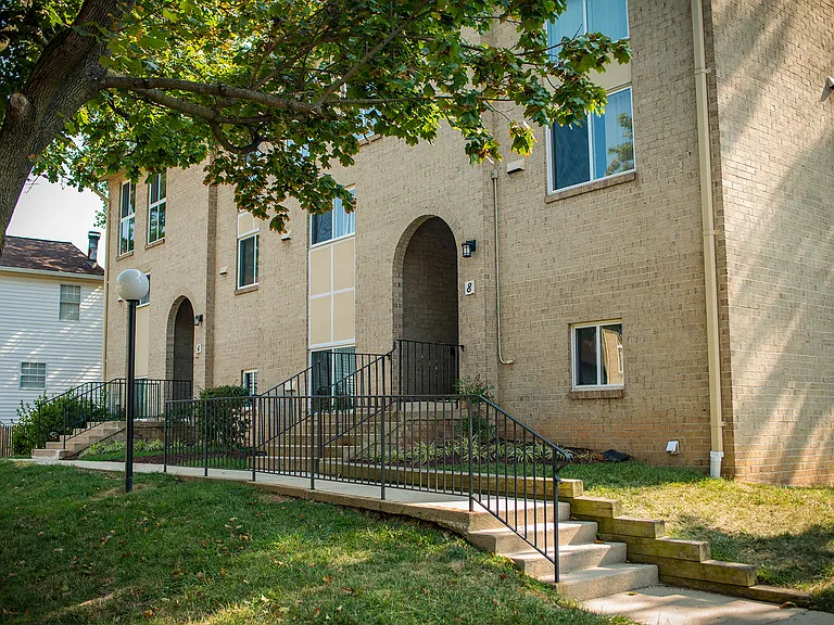 Maplewood Villas Apartments Building Exterior 02
