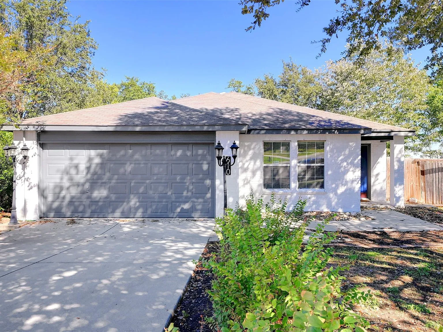 3 bed, 2.0 bath, 1608 sqft, $2,000 — Photo 1
