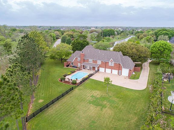 3rd image of 3911 Pembrooke Way