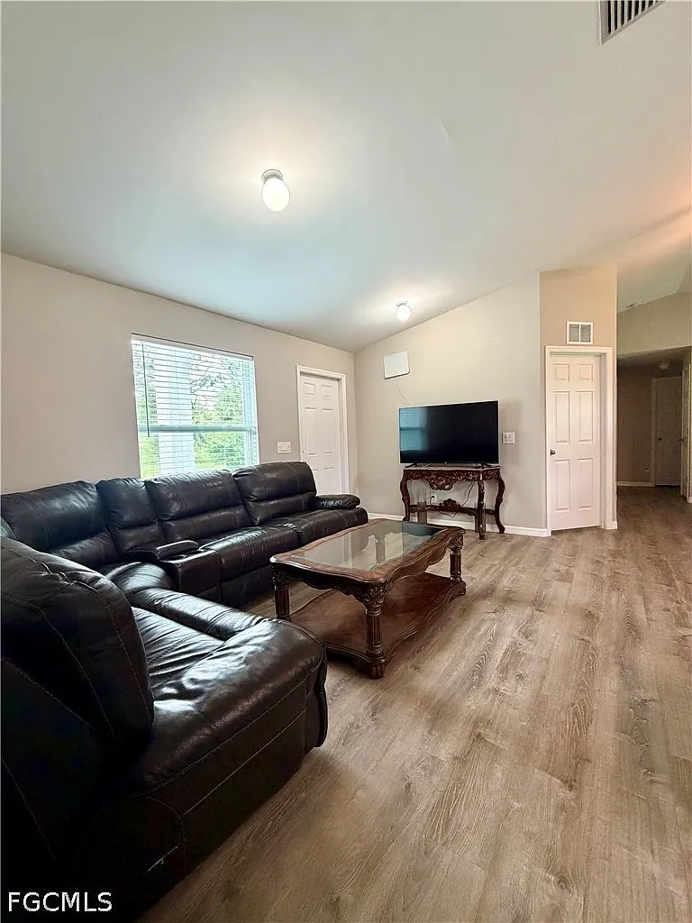 4 bed, 2.0 bath, 1570 sqft, $2,250 — Photo 3