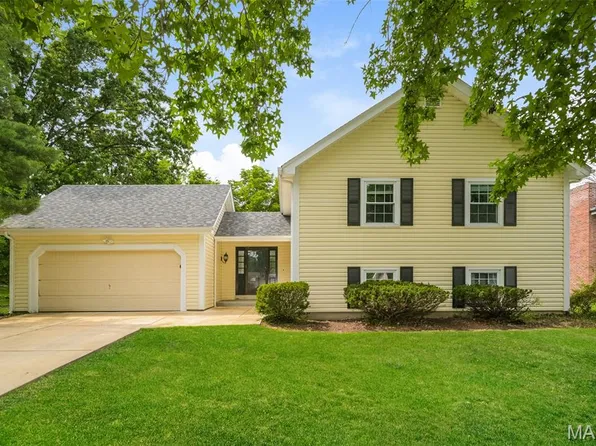 15027 Isleview Dr, Chesterfield, MO 63017