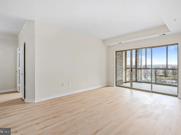 19375 Cypress Ridge Ter Unit 215, Leesburg, VA 20176