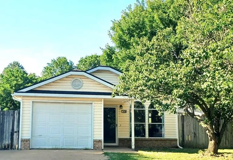 438 E Mimosa Ln — Photo 1