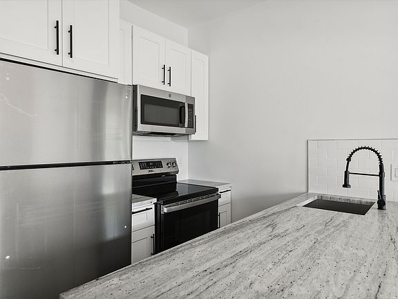 4th image of 513 Chauncey St #3F