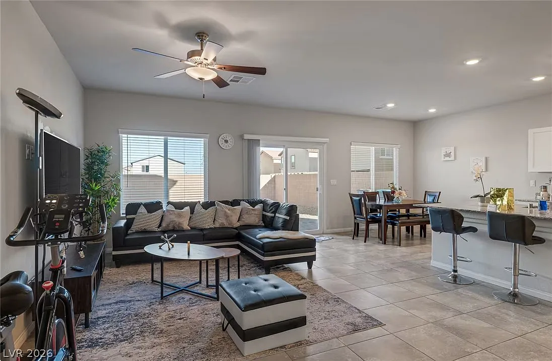 4 bed, 2.5 bath, 1866 sqft, $2,800 — Photo 2
