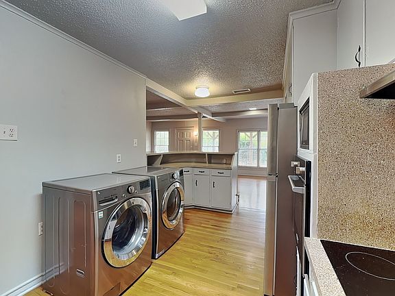 4th image of 4124 Lovell Ave