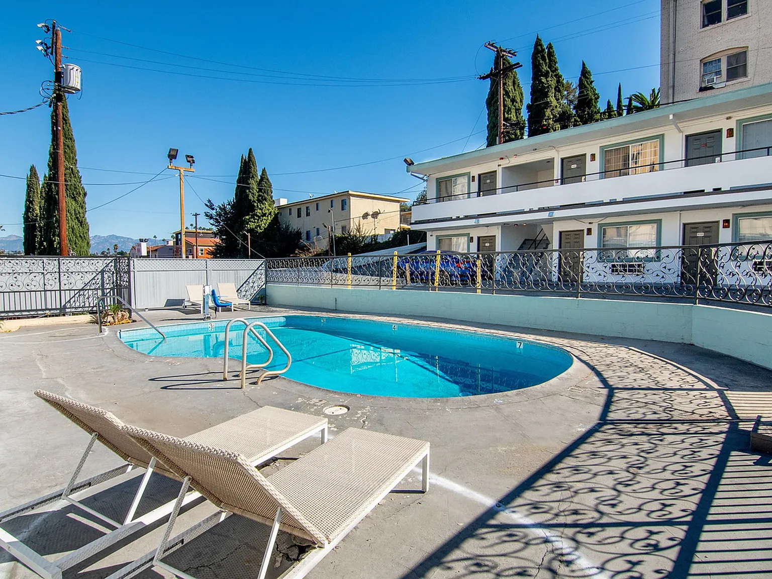 Royal Viking Apartments — Photo 4