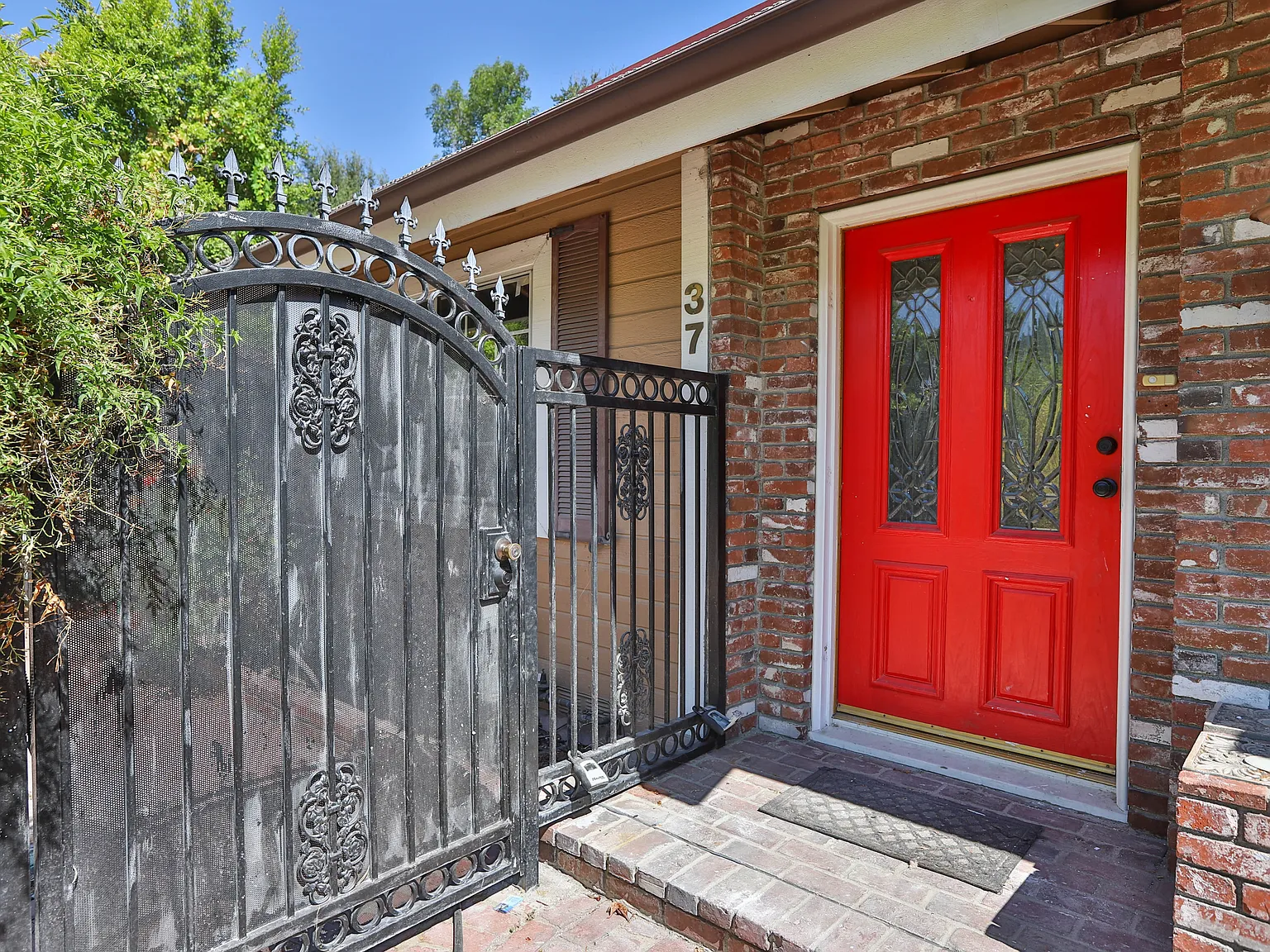 3 bed, 1200 sqft, $3,888 — Photo 3