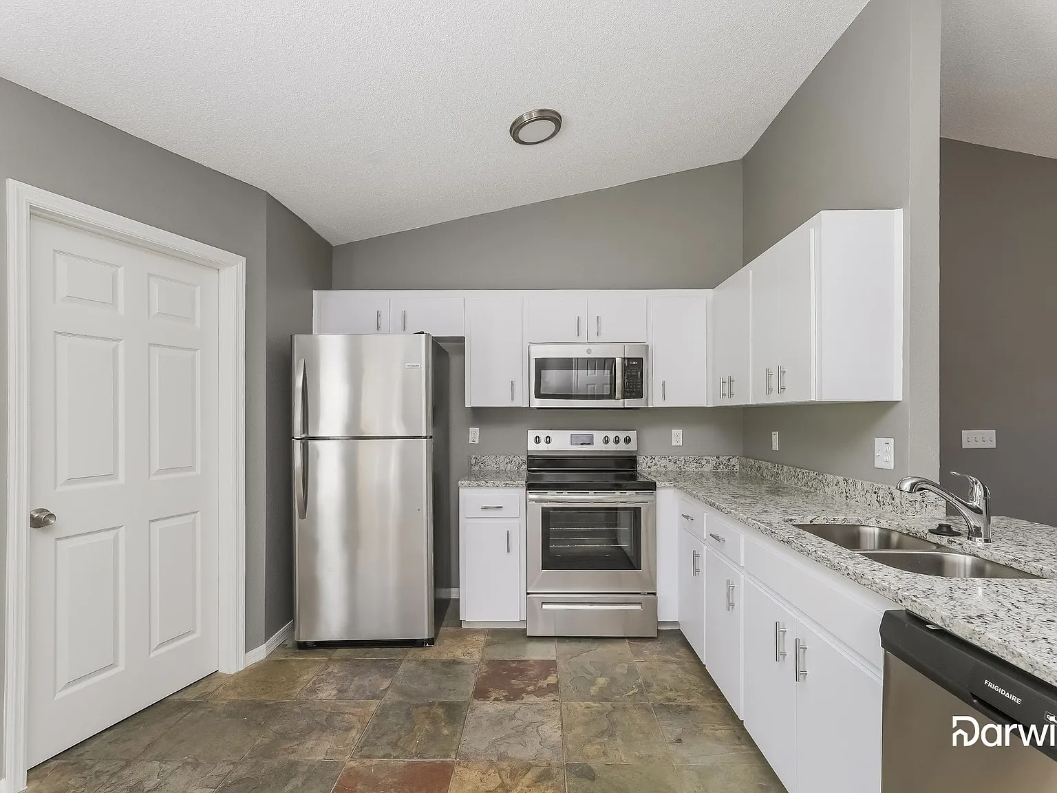 3 bed, 2.0 bath, 1380 sqft, $1,925 — Photo 2