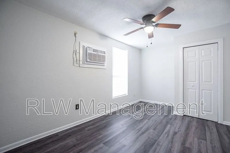 1 bed, 1.0 bath, 301 sqft, $900 — Photo 3