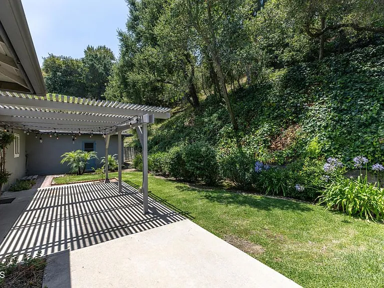 1290 Club House Dr — Photo 28