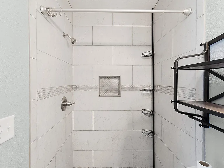 902 NE 17th Ter — Photo 16