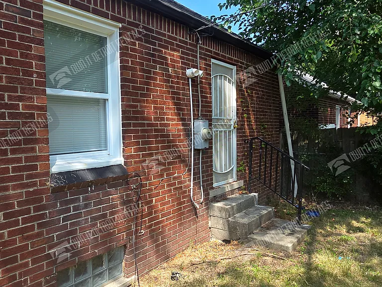 18627 Curtis St — Photo 3
