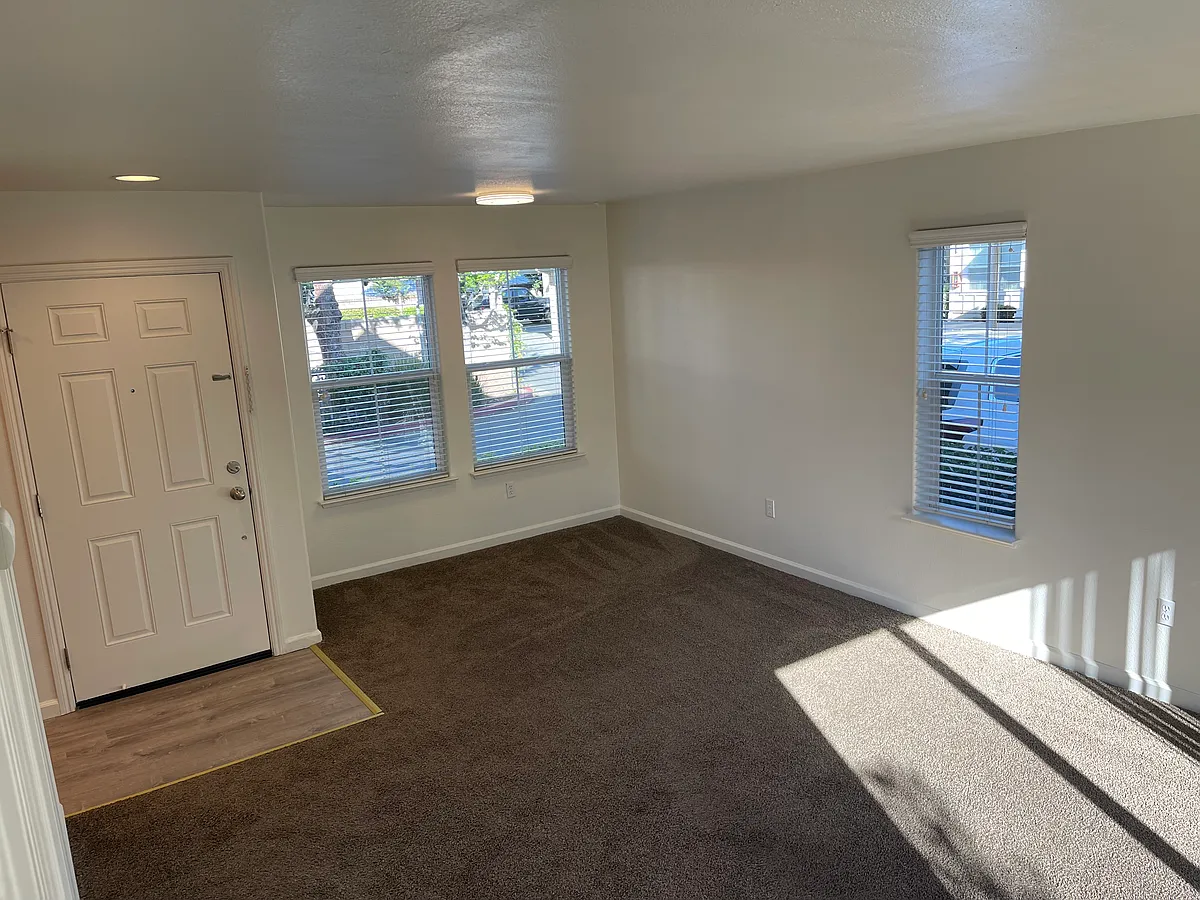 Building Photo - 1655 Bloomfield Ln #14