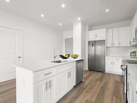 3rd image of 2 Executive Dr APT 815