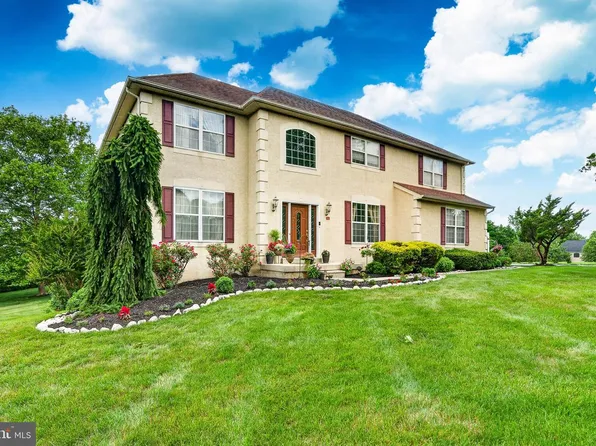 10 Surrey Ln, Royersford, PA 19468