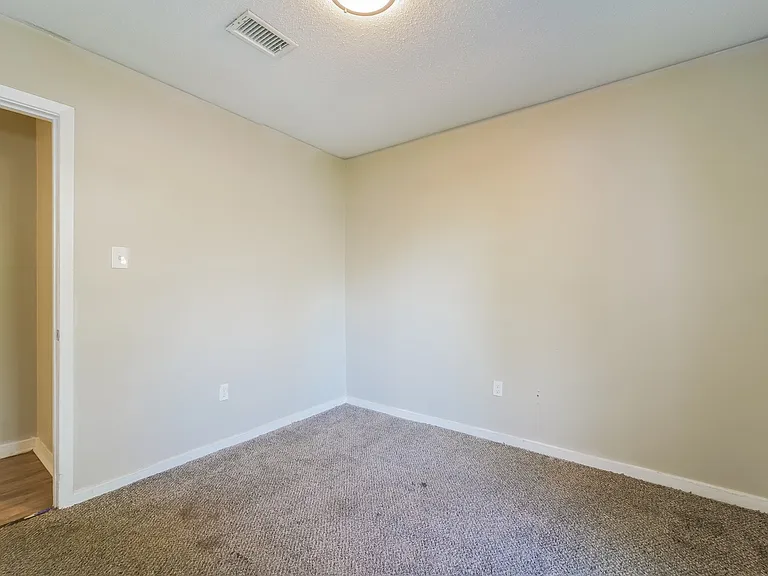 785736_025_bedroom_13538840.jpg