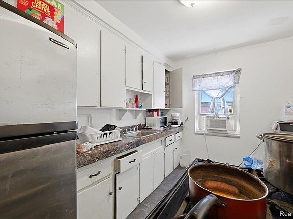 4th image of 17694 Avon Ave