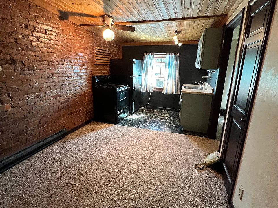 Living room/ kitchen area