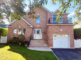 17 Highland Ter, Manhasset, NY 11030