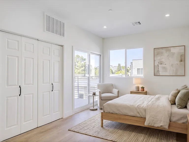 5639 Riverton Ave — Photo 10