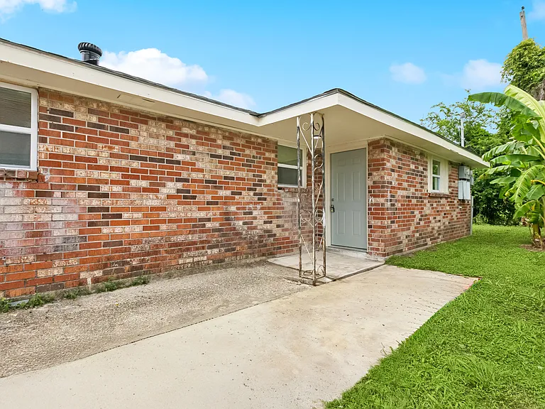 1075 Tallow Tree Ln — Photo 14